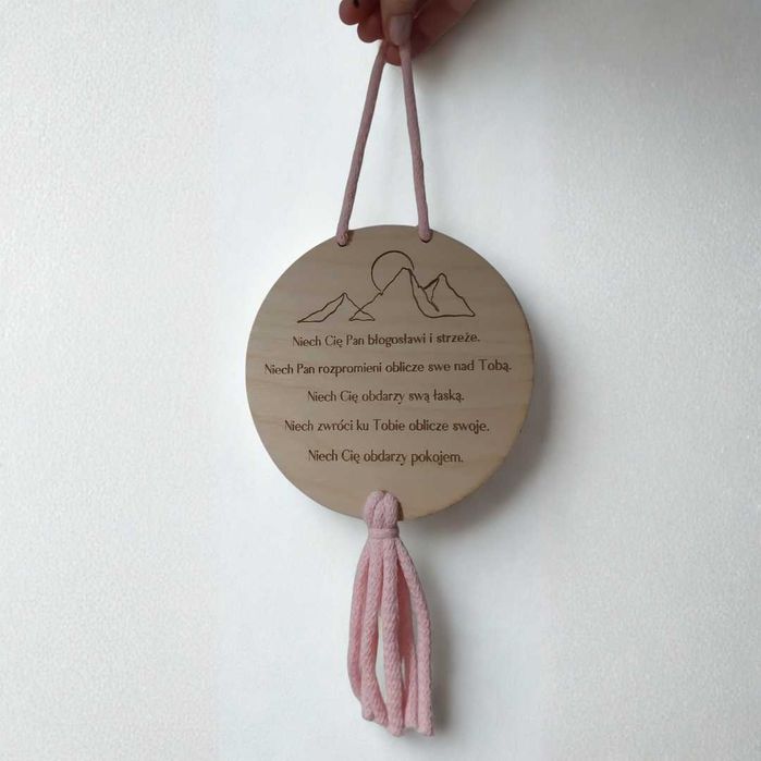 Personalizowana tabliczka drewniana z grawerowanym cytatem i frędzlem