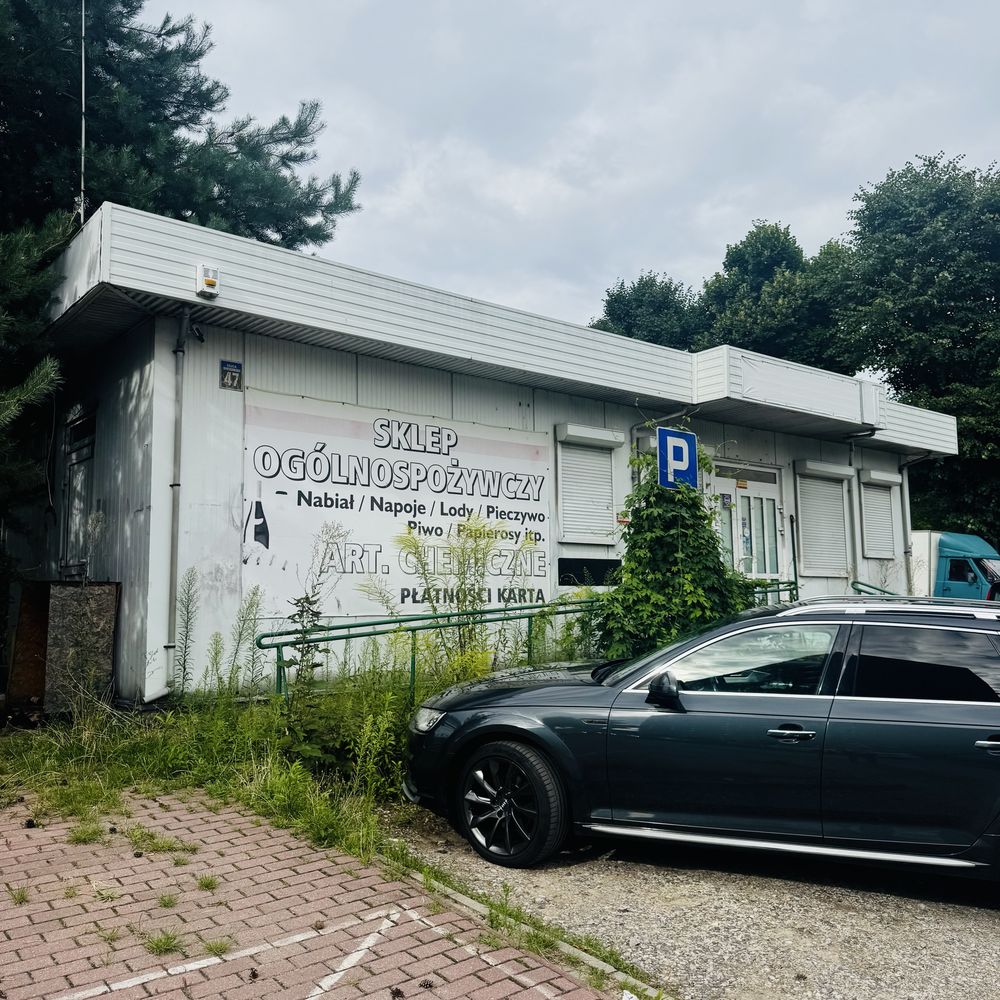 Pawilon sklep lokal Pabianice Warszawska 47. Teren z parkingiem