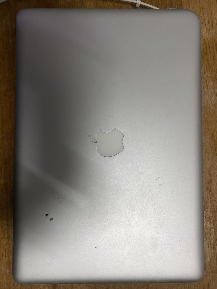 Macbook Pro para peças + carregador