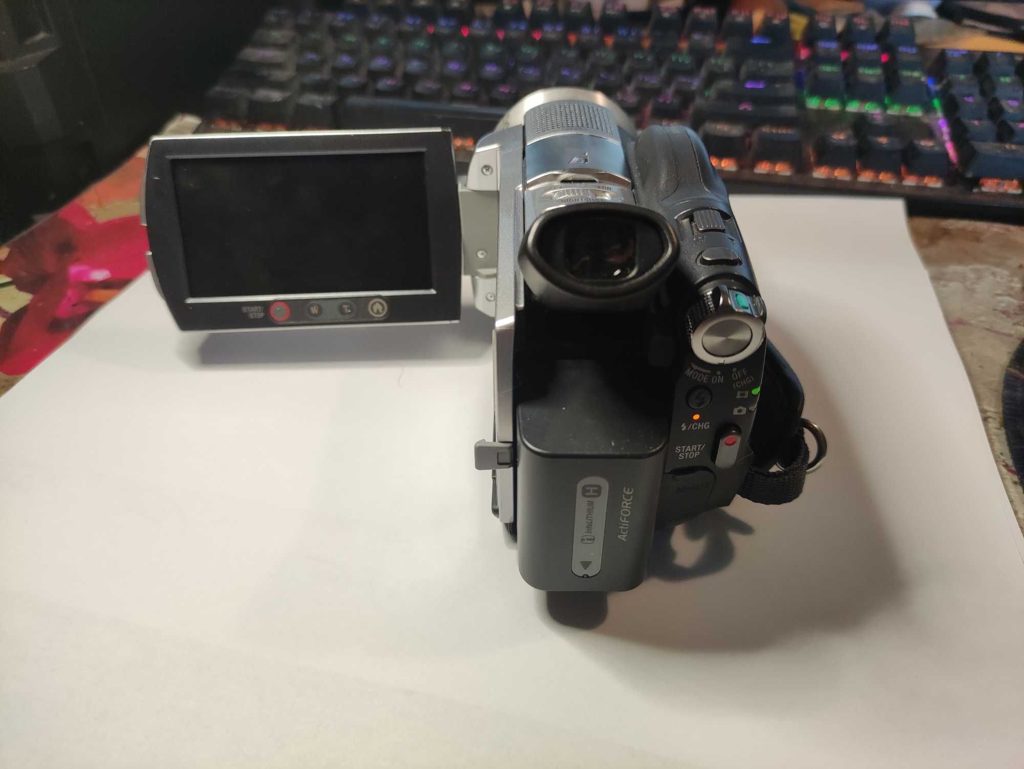 Видеокамера Sony HDR-UX7E.