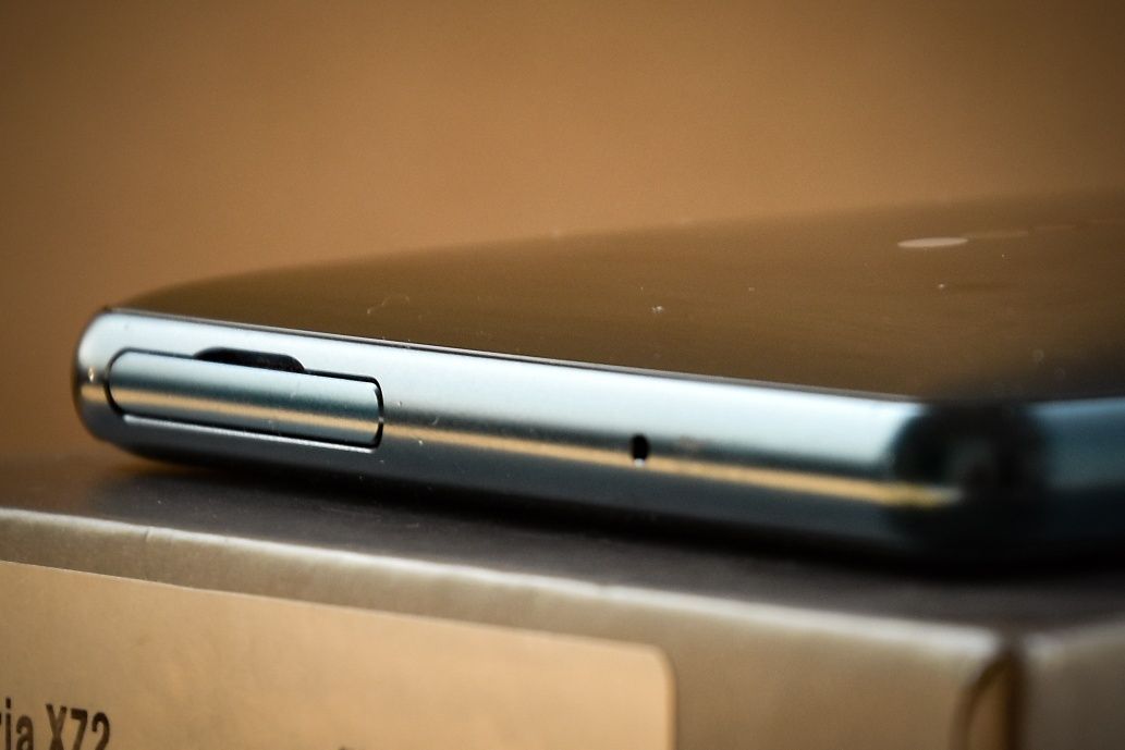 Продам Sony Xperia XZ2.