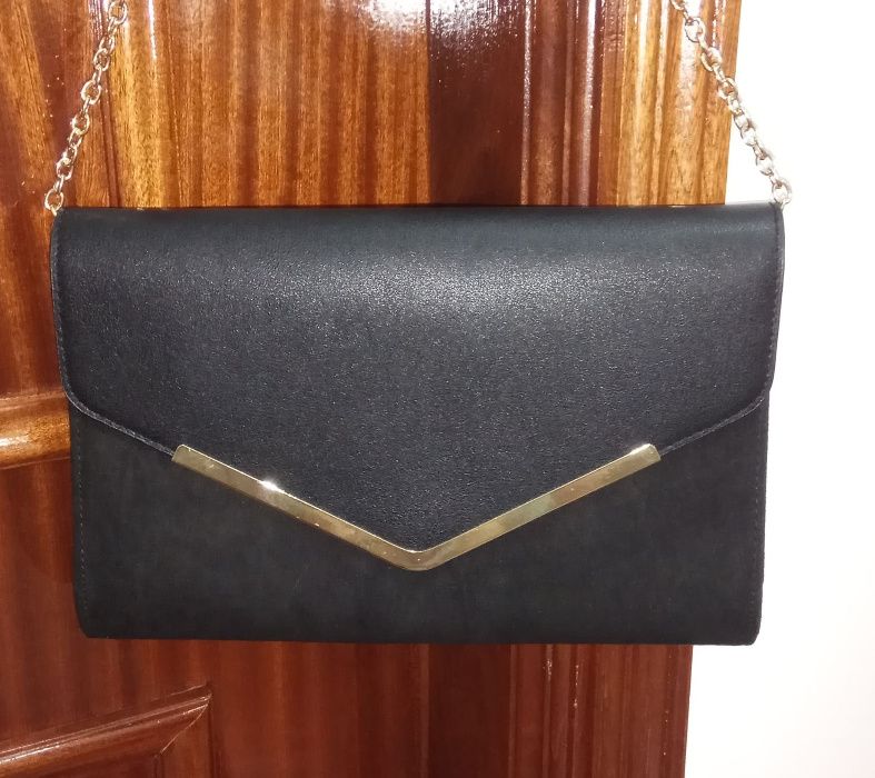 Clutch preta formato envelope