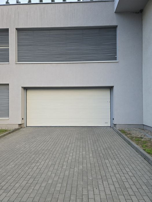 Miejsce podwójne w Hali garażowej. Reda ul. Morska 6.