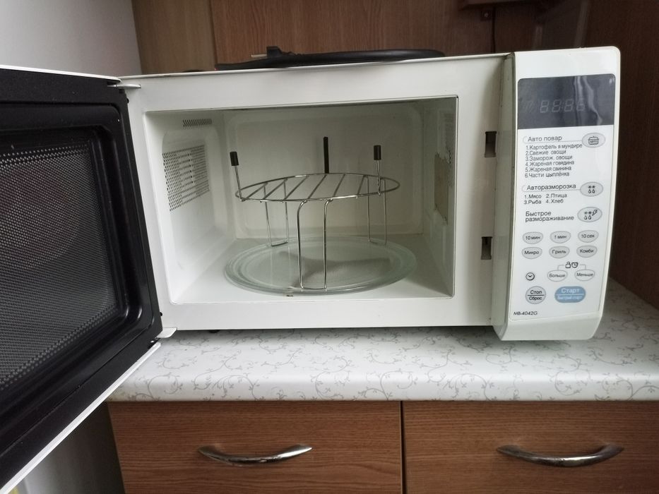 Микроволновая печь LG MB-4042G с грилем