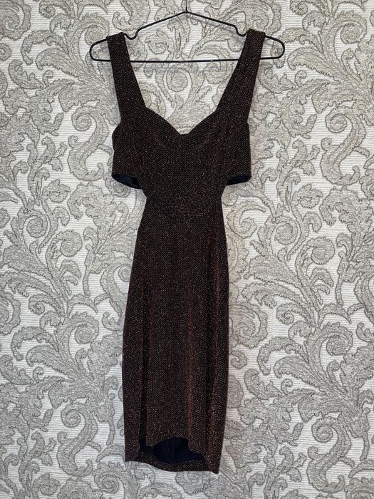 Сукня з відкритою спинкою