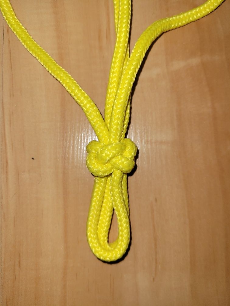 Żółty kantar sznurkowy