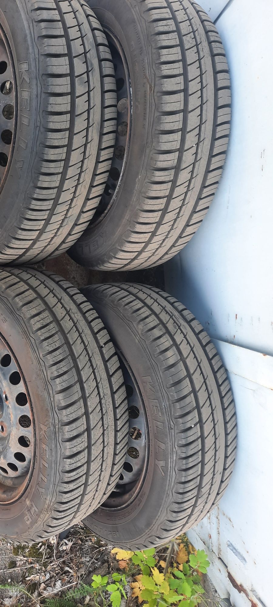 Продам літню резину на дисках 195/60 r15