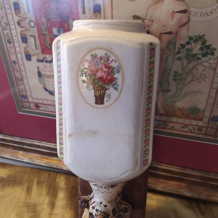 Antigo moinho de café de parede