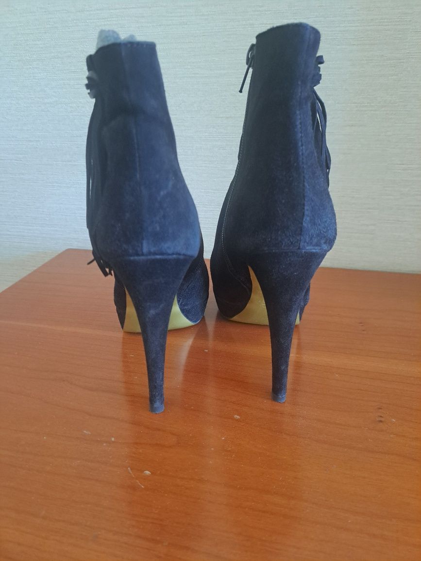 Botins de camurça.
