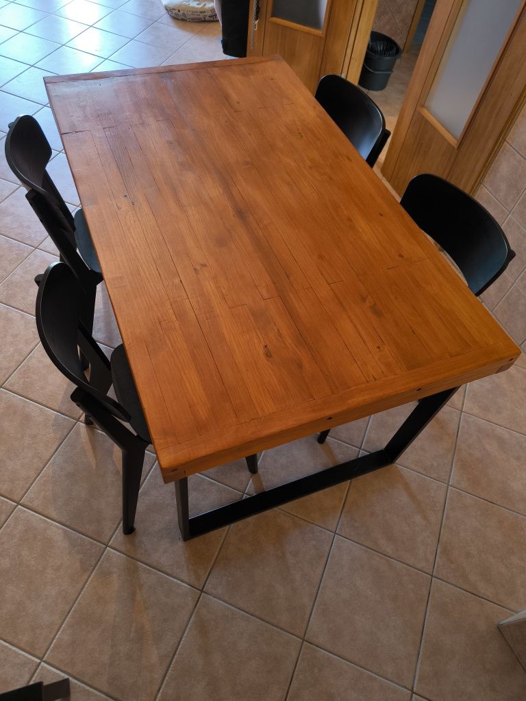 Mesa de jantar c/ pés metálicos