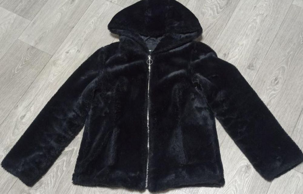 Укорочена шубка зі штучного  шутра чорного кольору р.м
