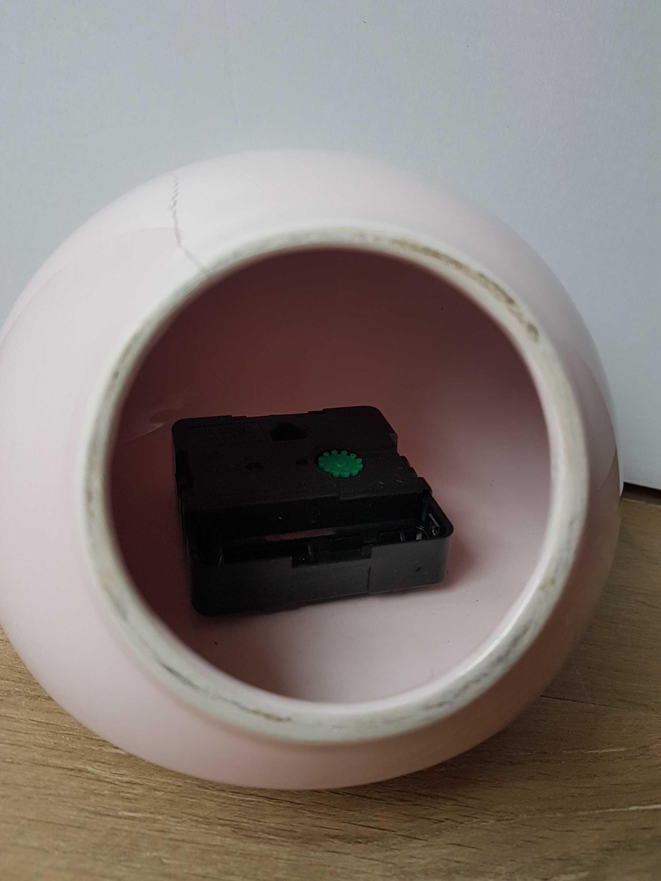 Kähler Design duński okrągły ceramiczny zegar stołowy ORA pudrowy róż