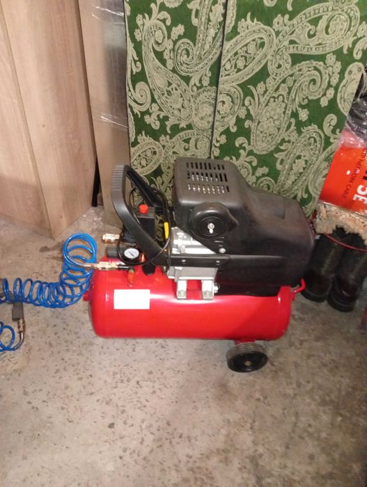 КОМПРЕСОР 24 ЛІТРИ INTERTOOL PT-0009 в хорошем состоянии