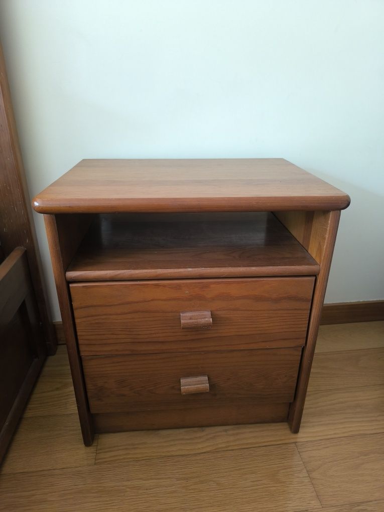 Cama + colchão + estrado + mesa de cabeceira