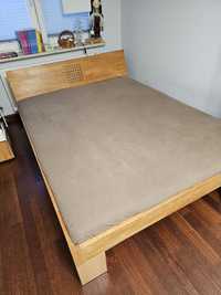 Łóżko drewniana rama z materacem