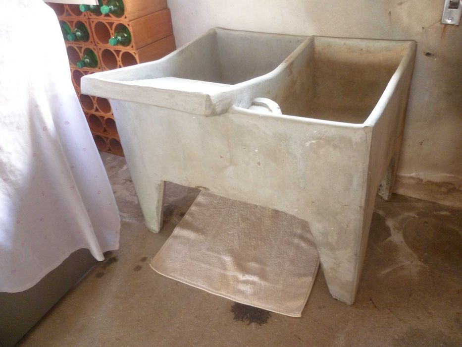 URGENTE Tanque duplo em cimento para lavar roupa  quase como NOVO