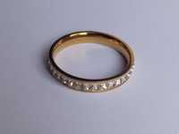 Złoty stalowy pierścionek z cyrkoniami rozmiar 20 brakuje 1 cyrkonii