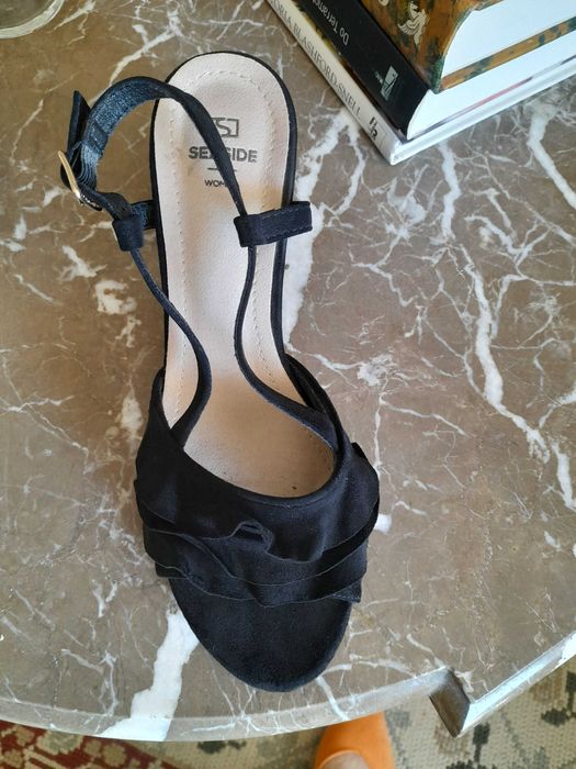 Sapatos pretos com salto