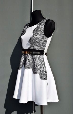 Sukienka mini biała z czarną koronką rozkloszowana s/m