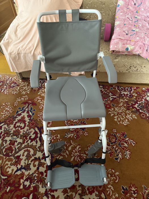 Prysznicowo - toaletowy wózek transportowy dla osob niepełnosprawych