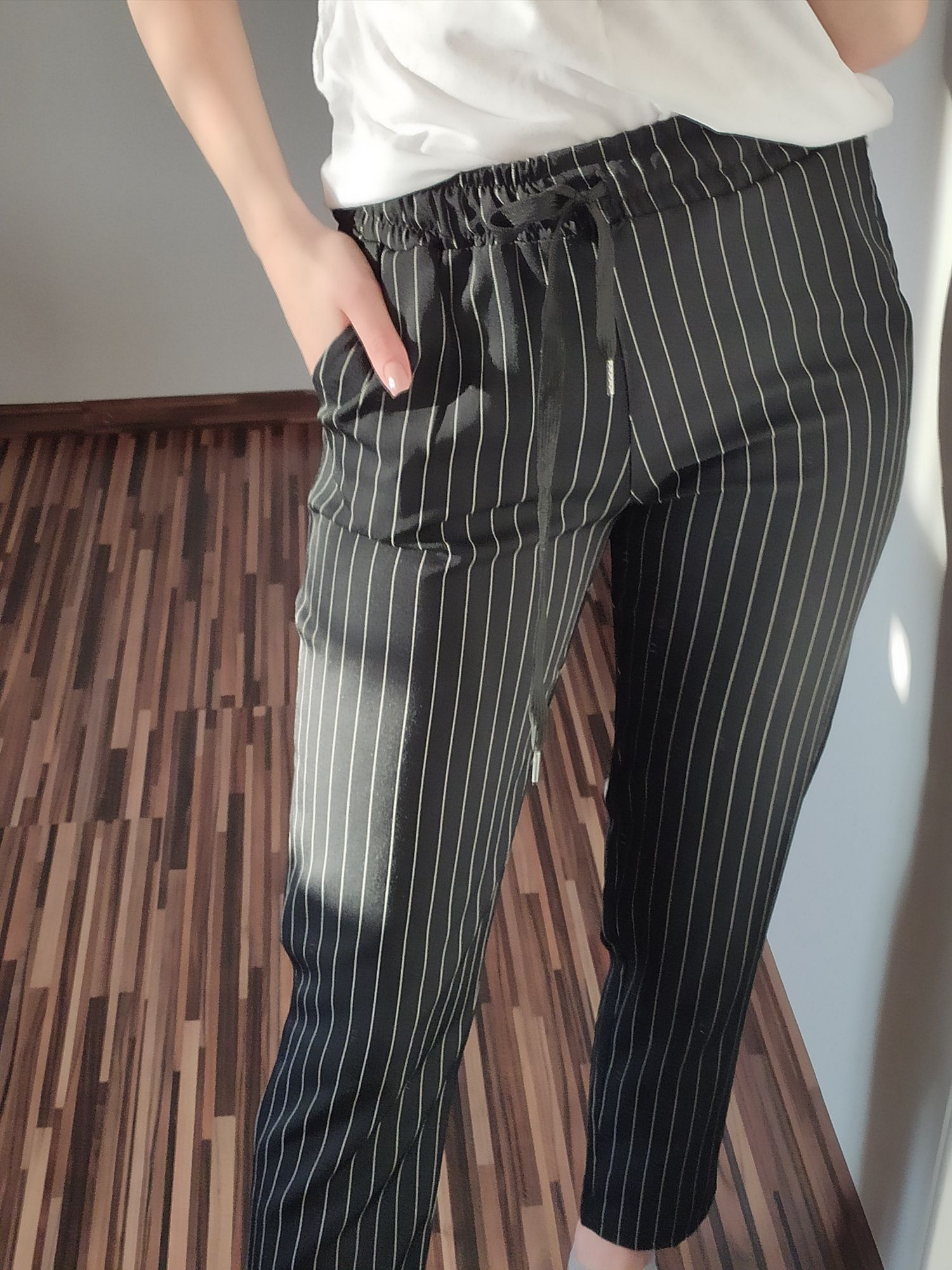 Czarne spodnie w białe paski