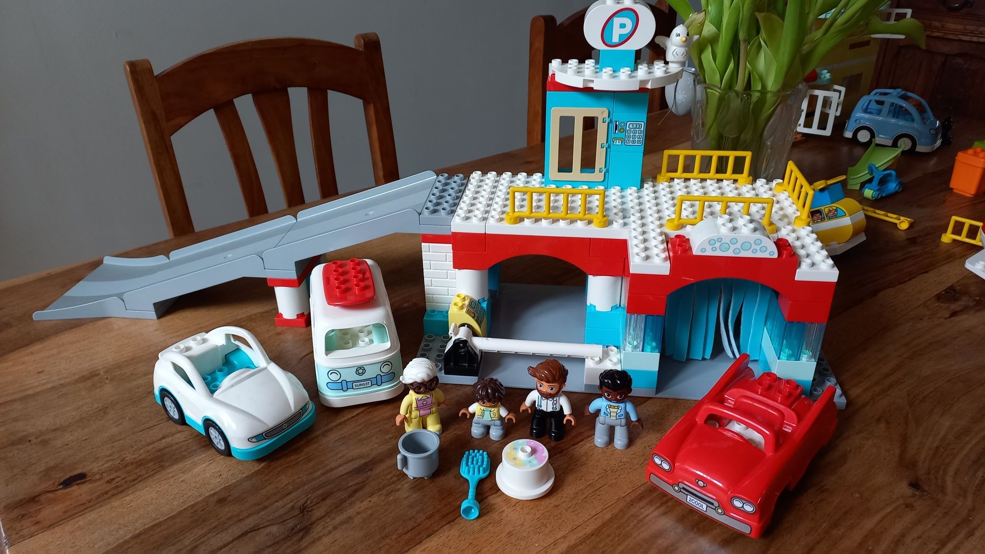 LEGO Duplo parking piętrowy wraz z myjnią