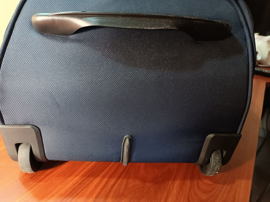 Mala de viagem American Tourister em tecido.