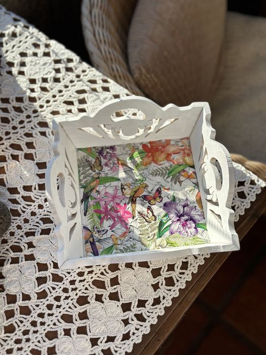 Despeja bolsos em madeira trabalhada