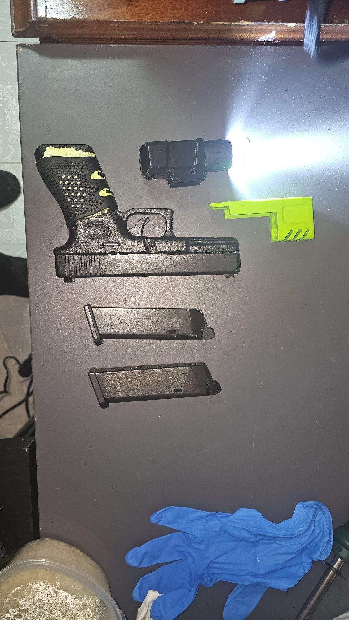 Glock 17 + carregor novo  extra da TOKYO MARUI e lanterna