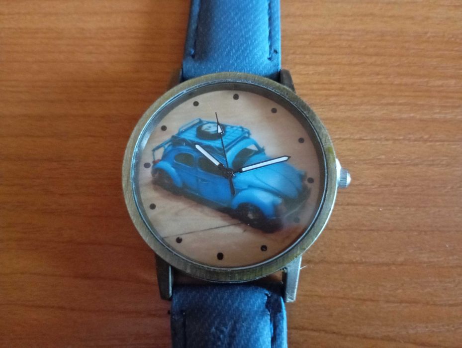 Zegarek na rękę z samochodem