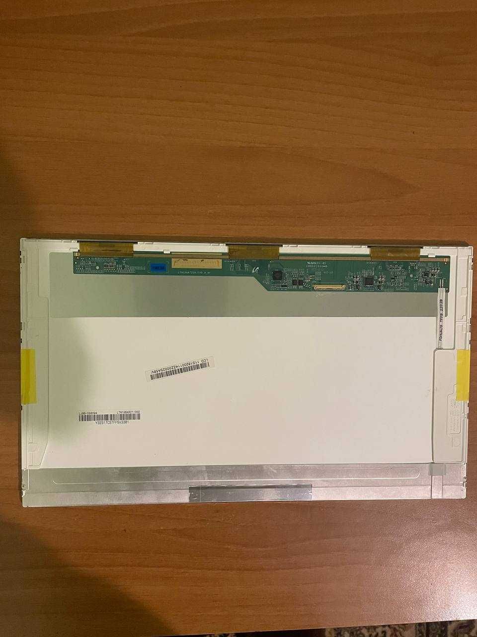 Дисплей ноутбука Lenovo IdeaPad V570 кріплення є
