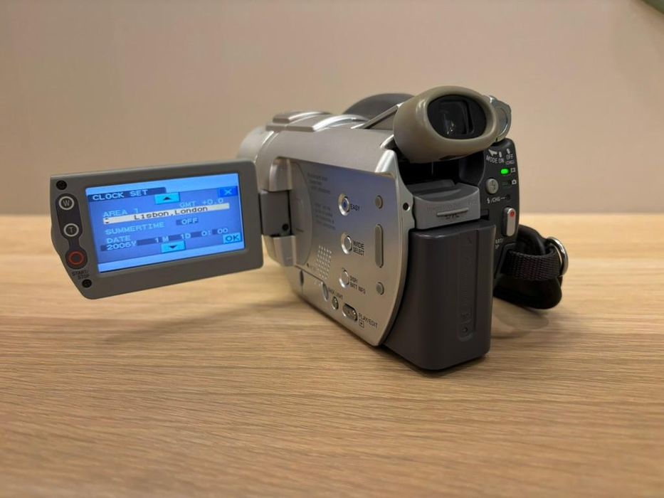 Відеокамера Sony DCR-DVD405E

Камера працює, в хорошому стані. В к