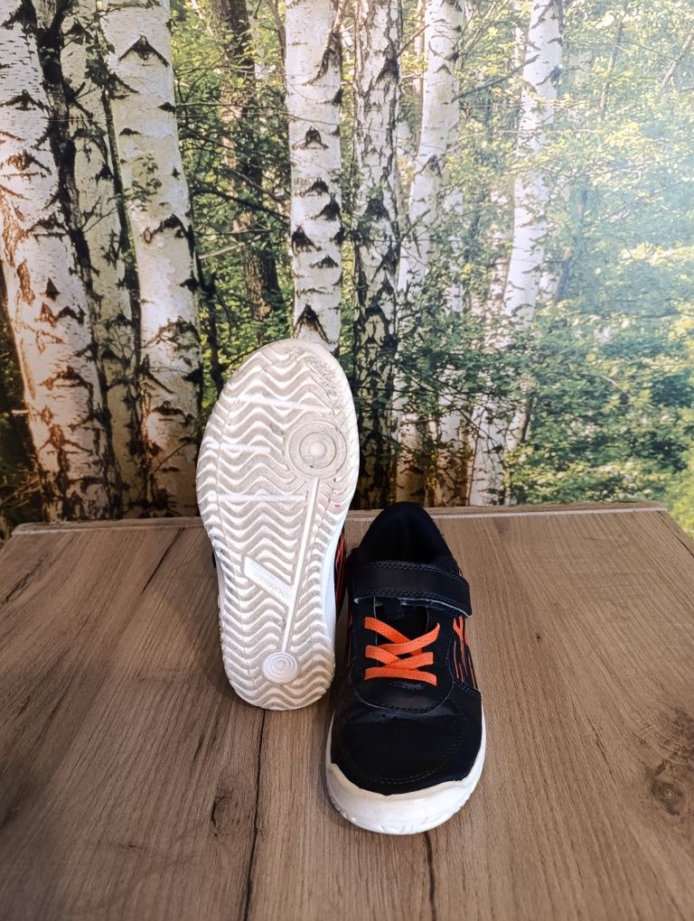 Adidaski z białą podeszwą