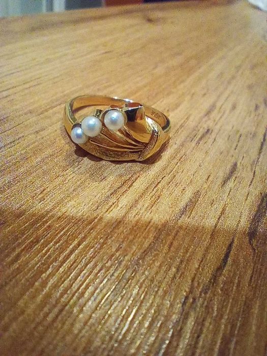Złoty pierścionek z naturalnymi perłami hodowlanymi, PRL, próba 585