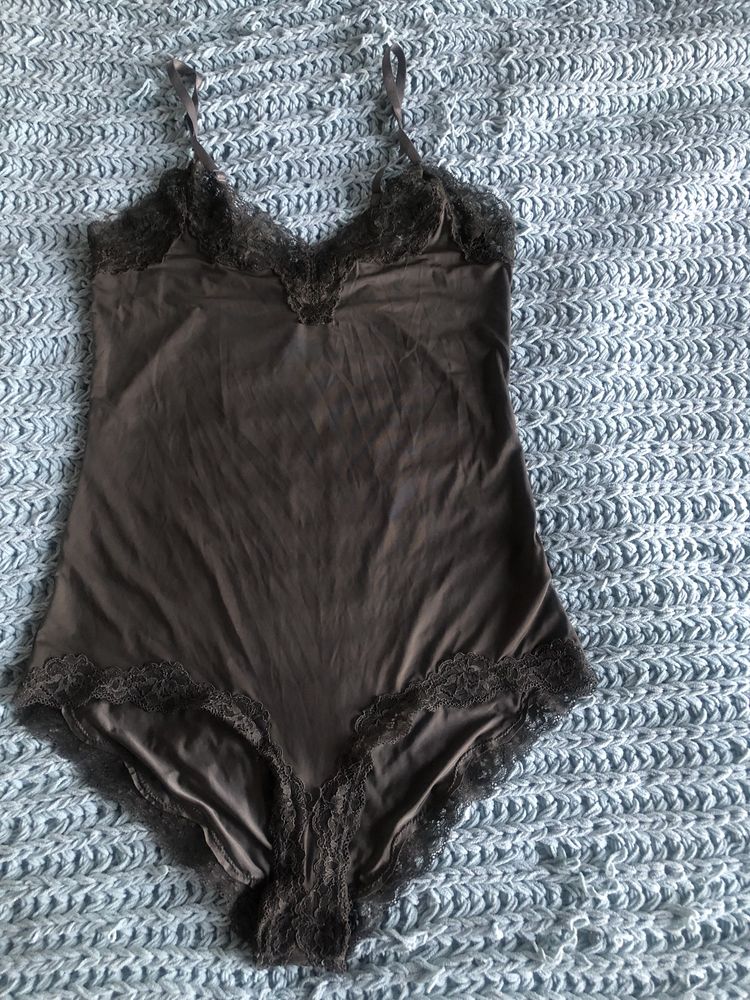 Khaki body bielizniane oisho super sie prezentuje impreza