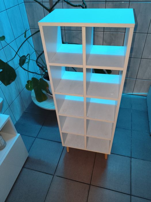 Szafka ozdobna biała drewniane nogi