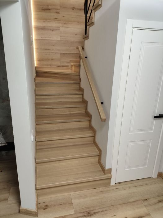 Сходи поручні перила сходинки ступеньки дерев'яні сходи