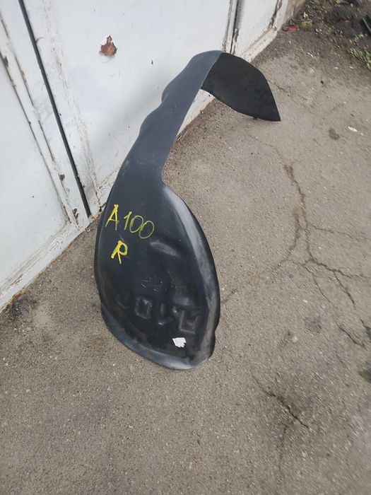 Подкрылок Audi 100 C3 брызговик пластик Ауди