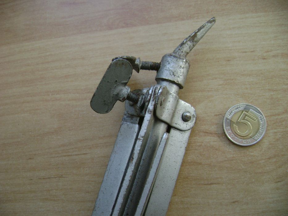 Starocie z PRL Stare narzędzia Trójnóg metalowy w jednym elemencie