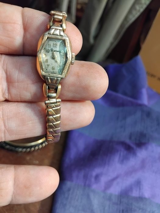 Dois relógios de senhora  mecânicos  a funcionar