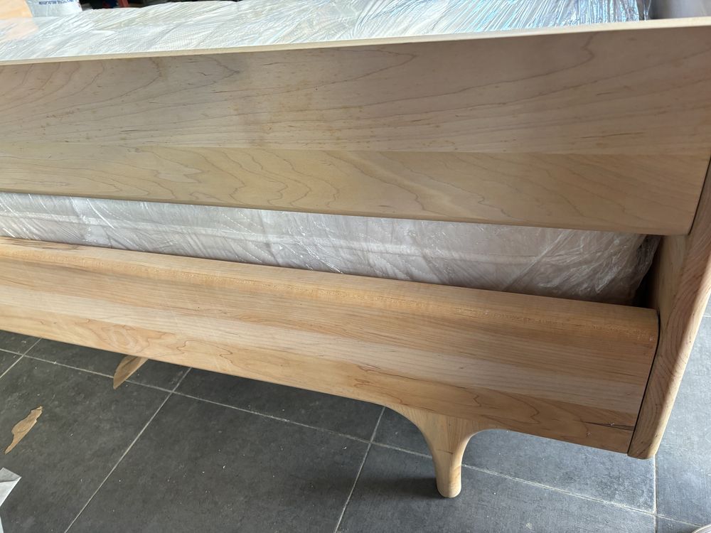 Cama de madeira maciça + estrado