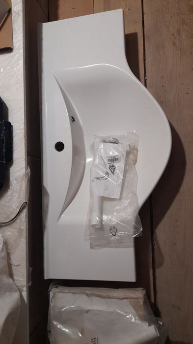 Продаються умивальники.