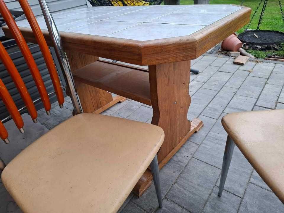 stół drewniany z 4 krzesłami