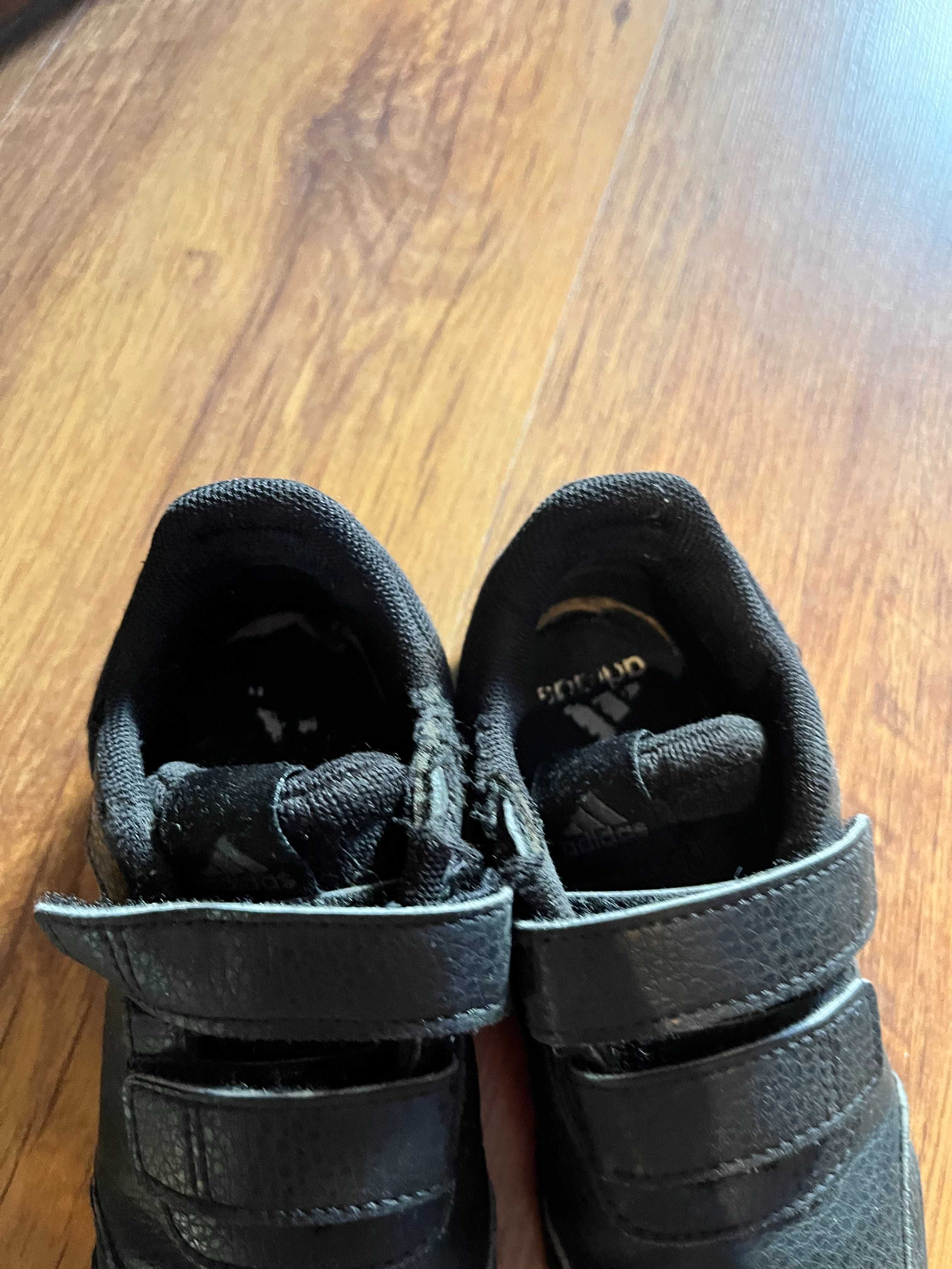 Adidas czarne buty 28