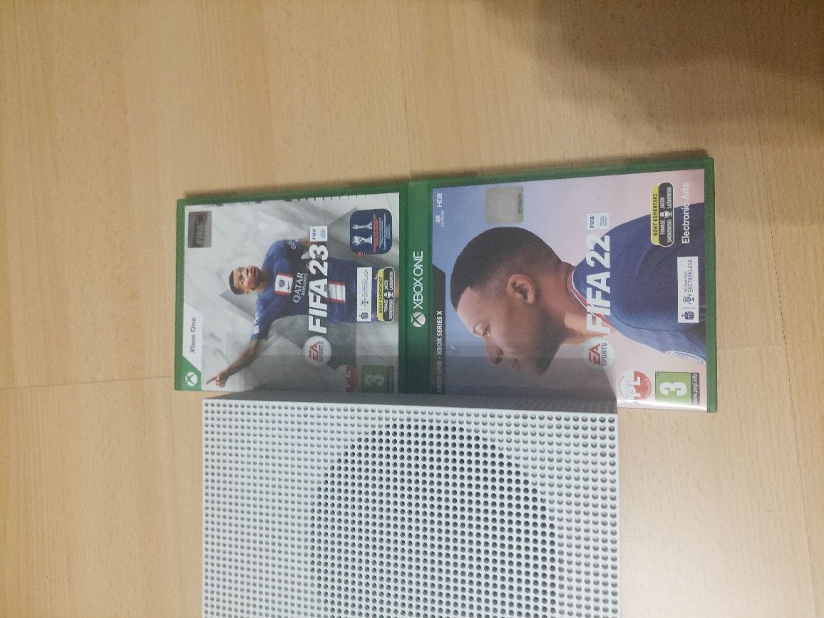 Xbox one s z padem i 4 grami