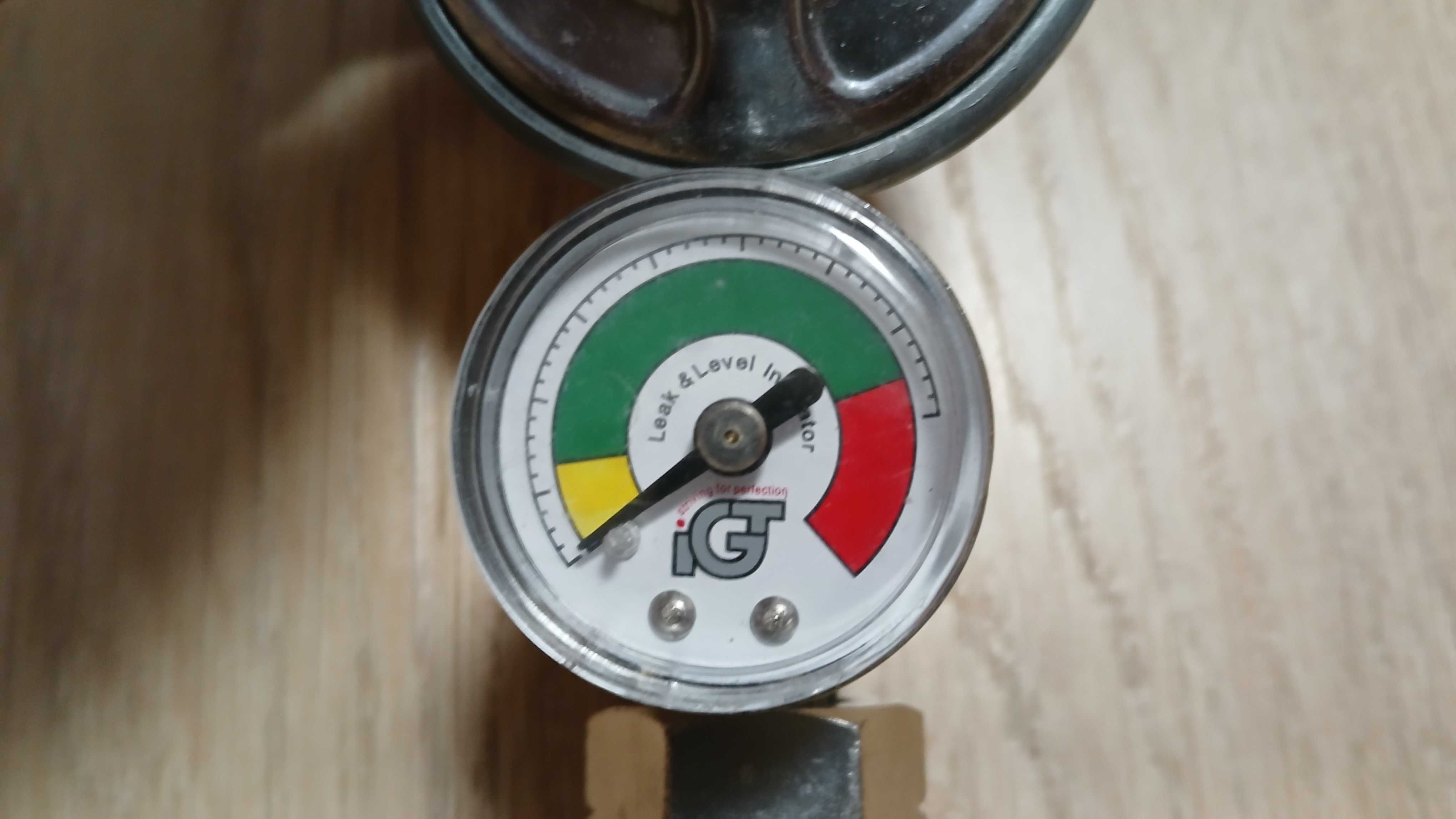 Reduktor gazu propan-butan do butli 11 kg z manometrem