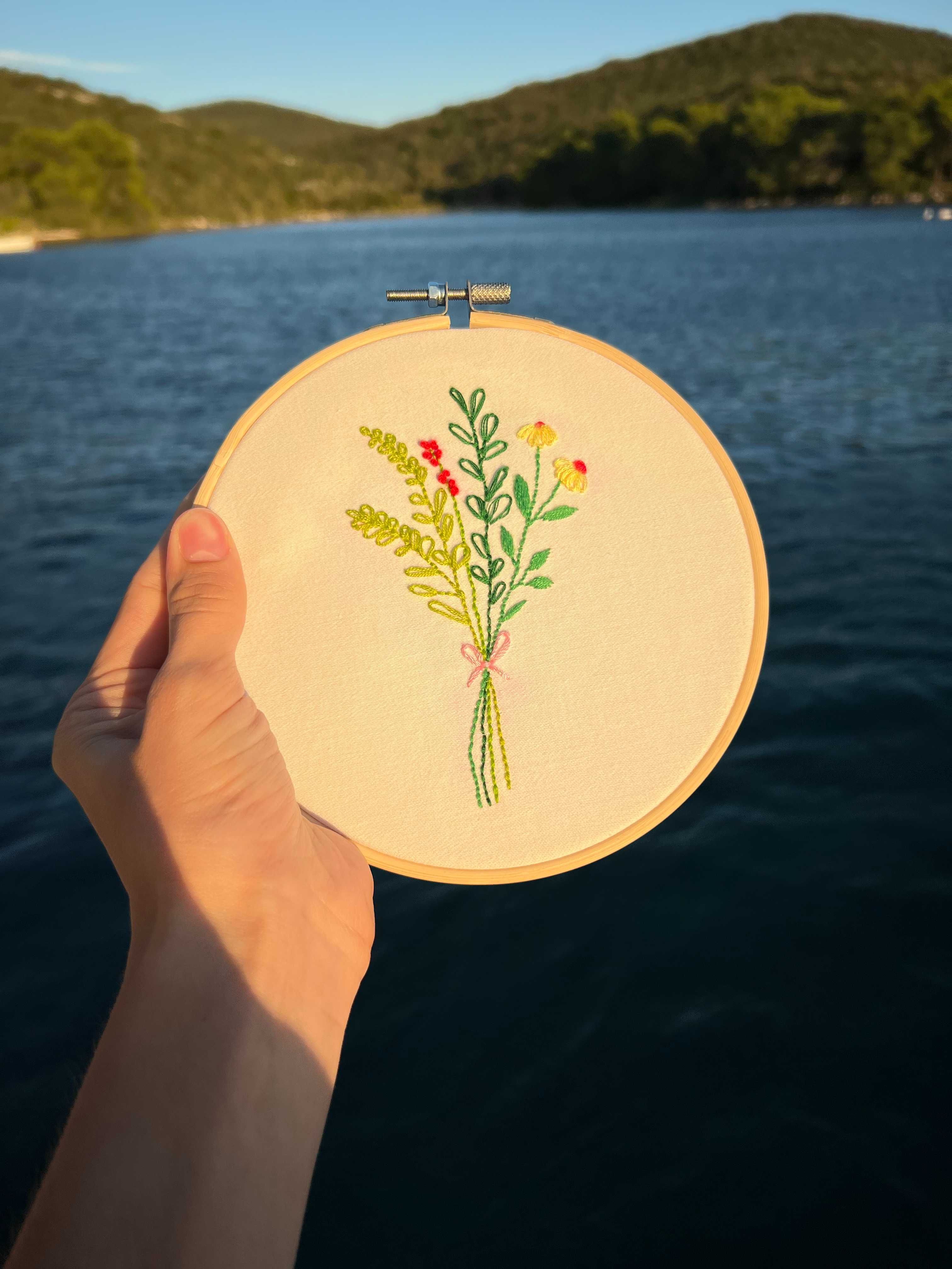 Tamborek z haftowanym obrazkiem