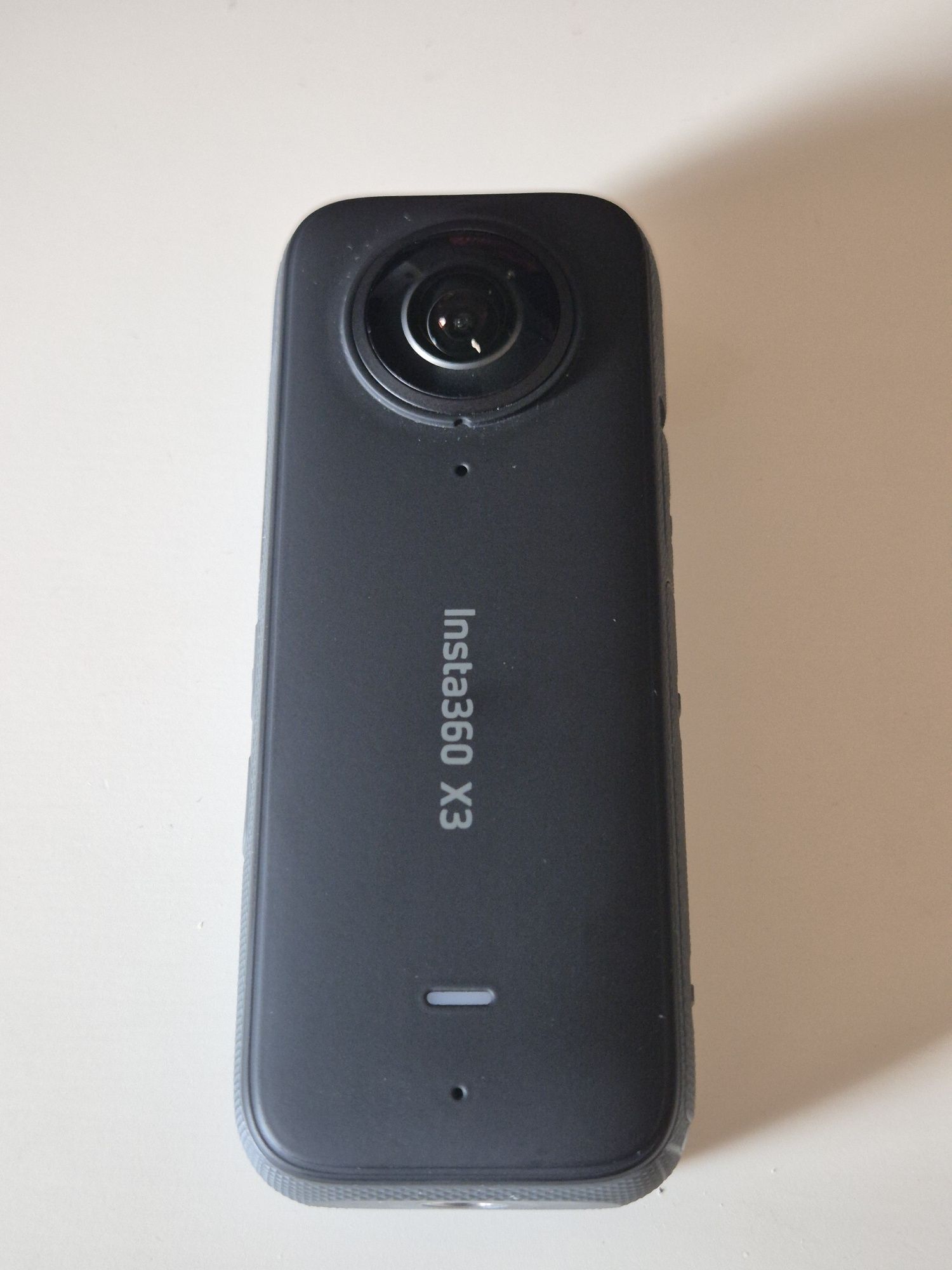 Insta 360 X3 z odpryskiem na soczewce