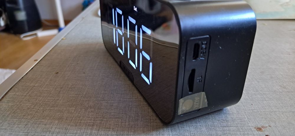 Цифровий годинник ,будильник,Bluetooth 5 .