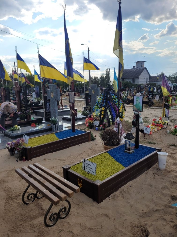 Встановлення надгробка, лавок, флагштоків